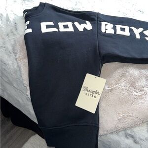 Women’s wrangler Retro crew neck sweater. NWT.